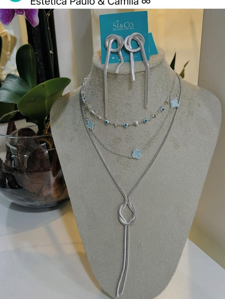 Colares folheados a prata com detalhes em azul