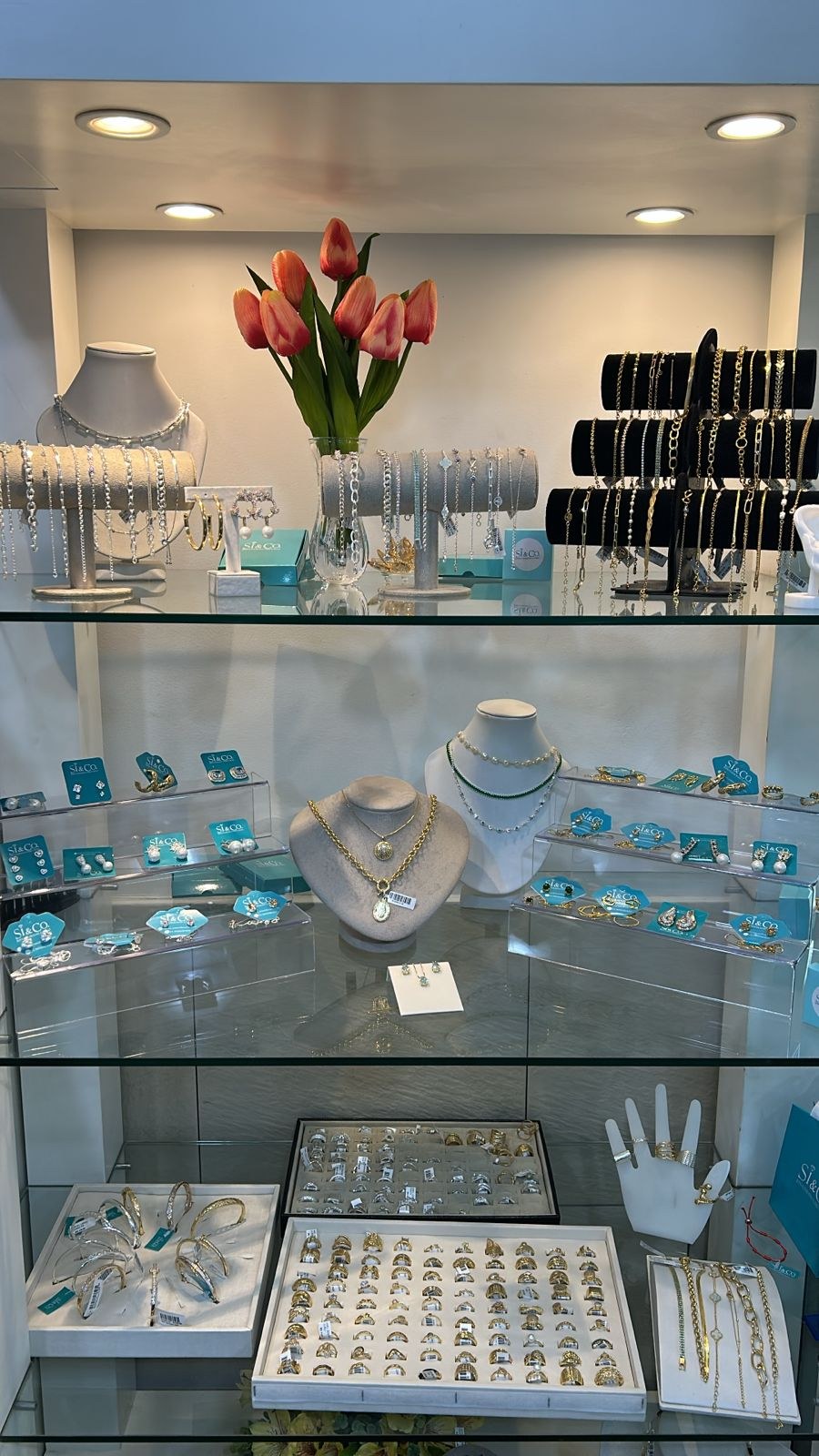 Vitrine Si&Co. com joias folheadas a ouro e prata