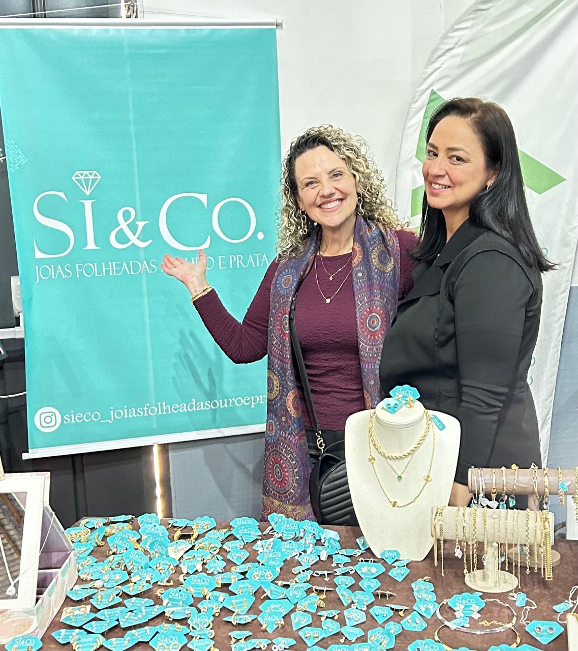 Simone Pereira, consultora Si&Co., em evento com as joias da marca